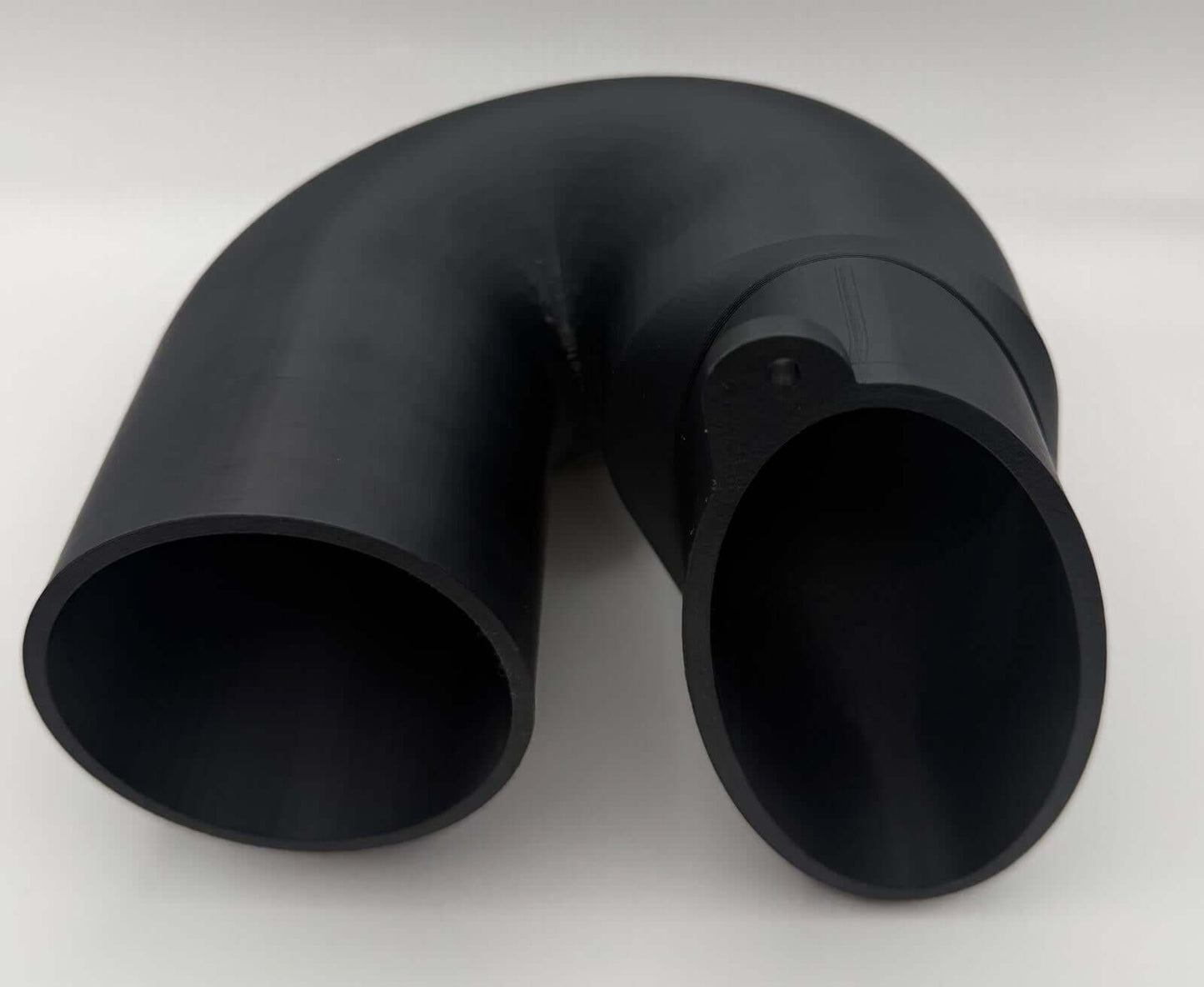 Adaptor debitmetru pentru Kit Admisie aer PRO BMW M47 M57, cot 180°, diametru 80 mm, flux optim de aer.