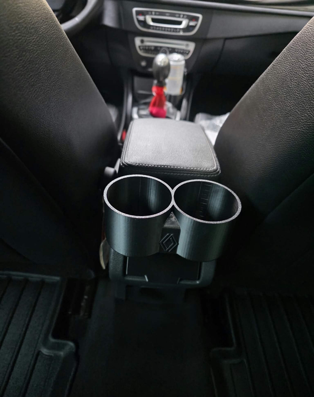 Suport pentru două pahare, dedicat Renault Megane 3. Se montează prin clipsare în spatele cotierei, fără găurire. Realizat prin printare 3D.”