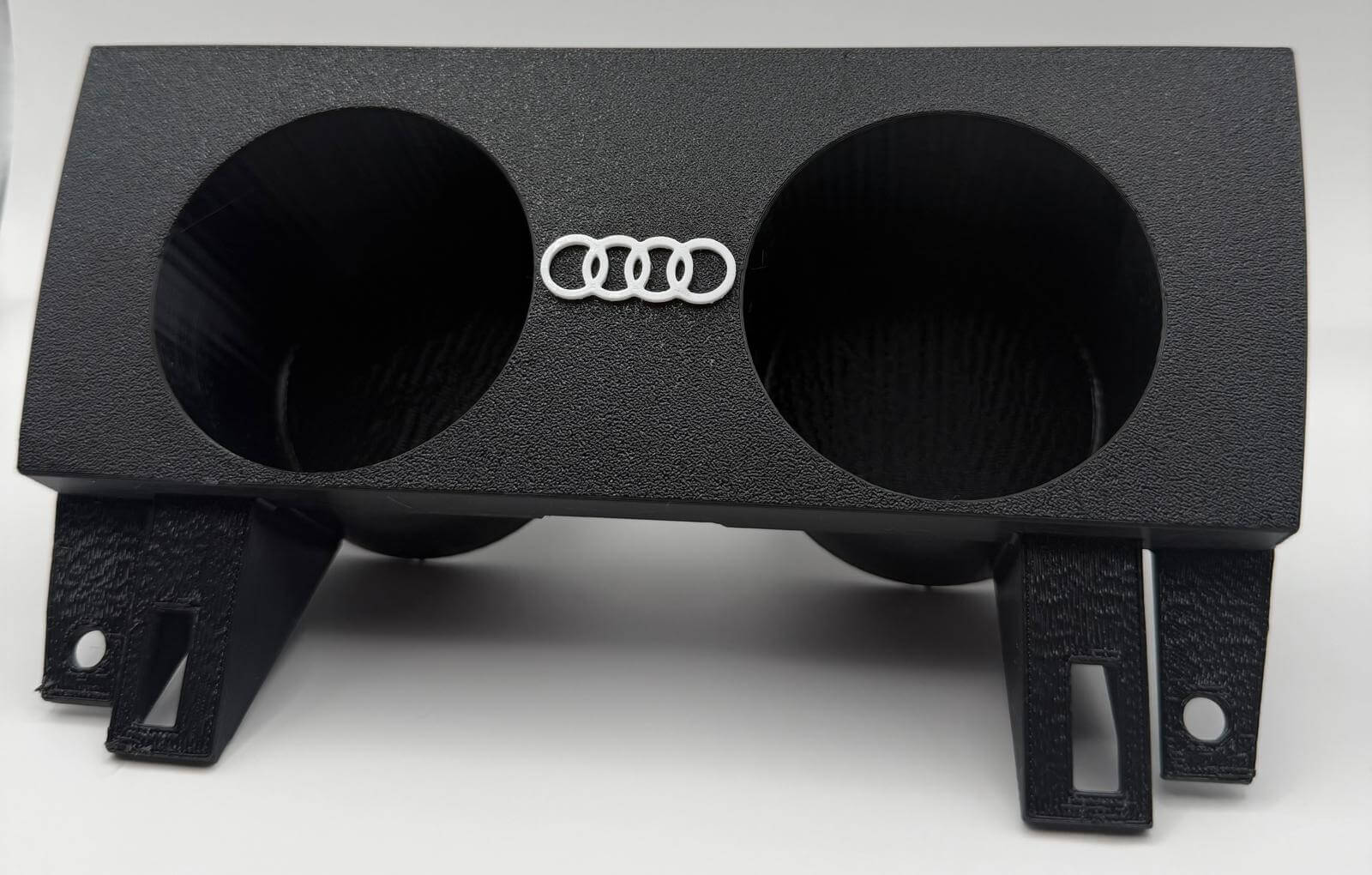 Suport Pahare Audi A4 B6/B7 1DIN/2DIN – Imprimat 3D, Efect Carbon / Negru Texturat, Logo Audi – Montaj Scrumiere OEM - Auto - 3D