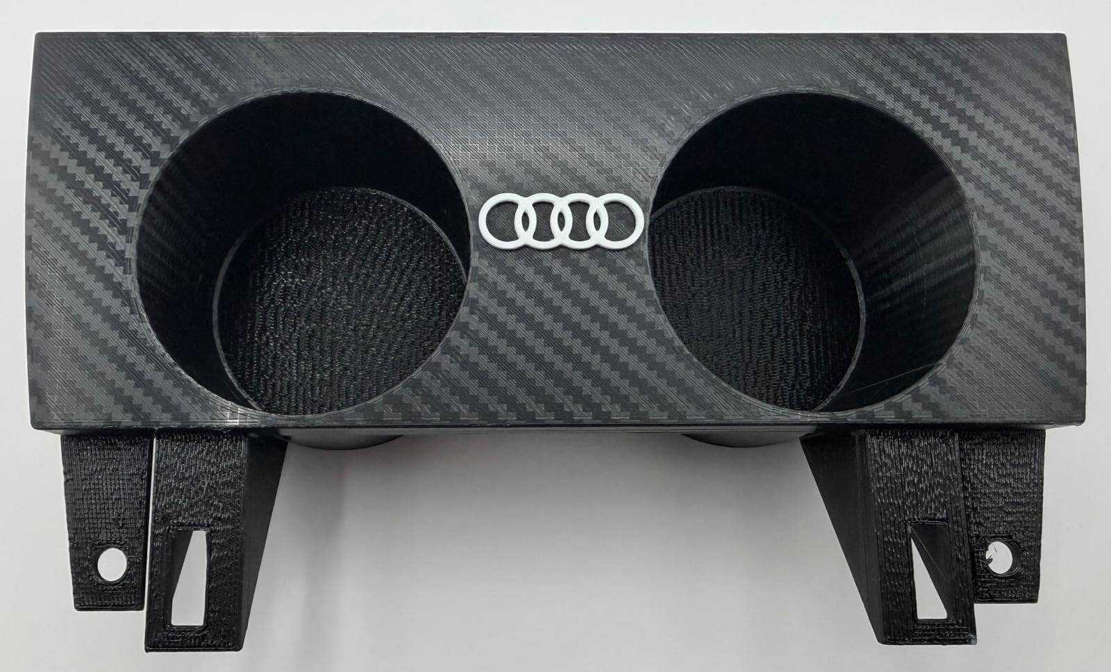 Suport Pahare Audi A4 B6/B7 1DIN/2DIN – Imprimat 3D, Efect Carbon / Negru Texturat, Logo Audi – Montaj Scrumiere OEM - Auto - 3D