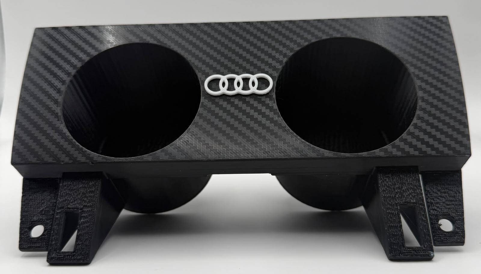 Suport Pahare Audi A4 B6/B7 1DIN/2DIN – Imprimat 3D, Efect Carbon / Negru Texturat, Logo Audi – Montaj Scrumiere OEM - Auto - 3D