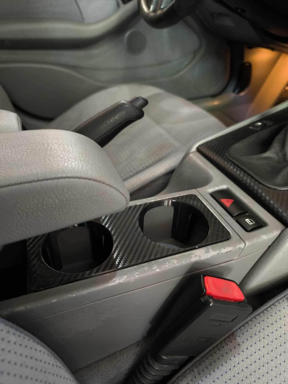 Suport Pahare BMW E46 – Consolă Centrală – Printat 3D, Efect Carbon, Design Modern, Găuri Încăpătoare - Auto - 3D