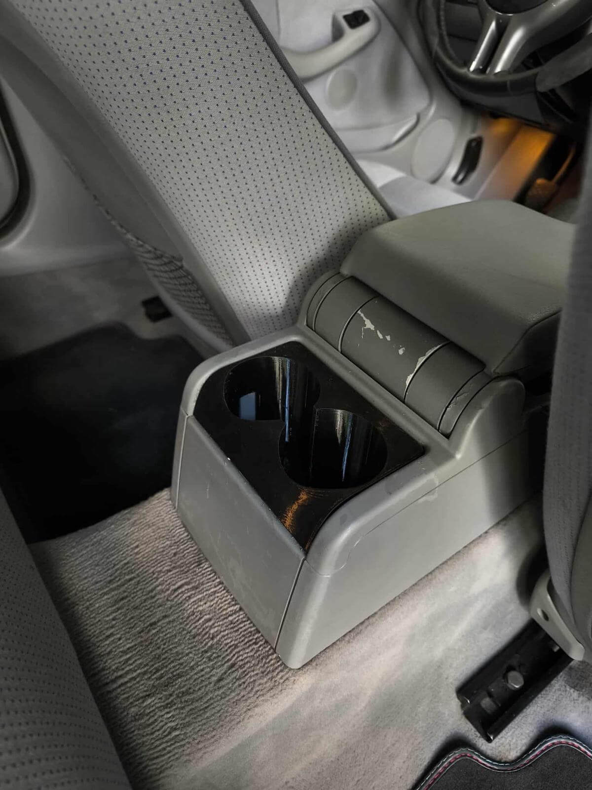 Suport Pahare BMW E46 – Montaj pe Consolă Spate (Scrumieră) – Printat 3D, Negru, Găuri Încăpătoare - Auto - 3D