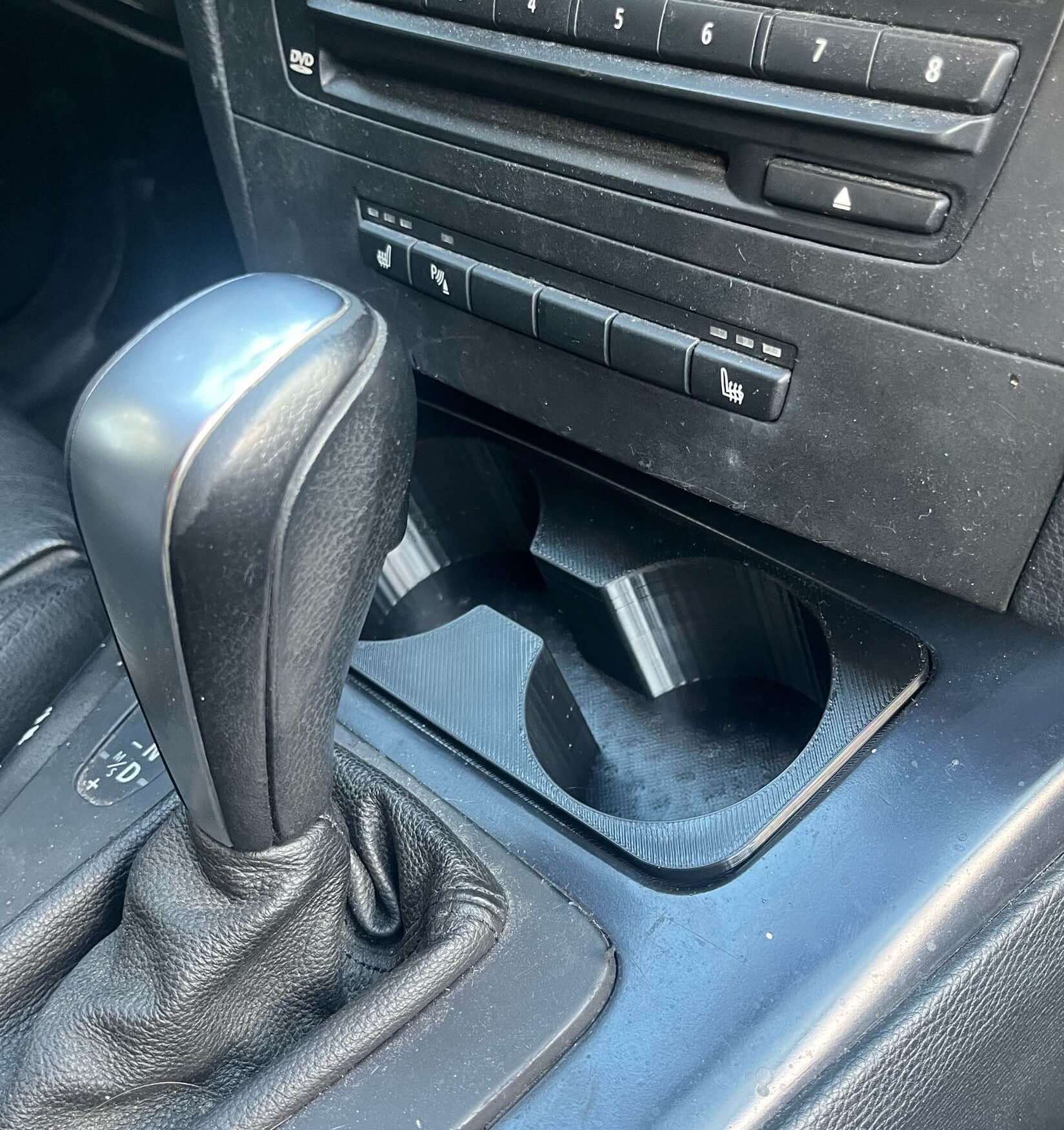 Suport Pahare BMW E90/E91/E92/E93 – Montaj în Locul Scrumierei, Negru Texturat sau Efect Carbon, Cu/Sau Fără Gaura Brichetă - Auto - 3D