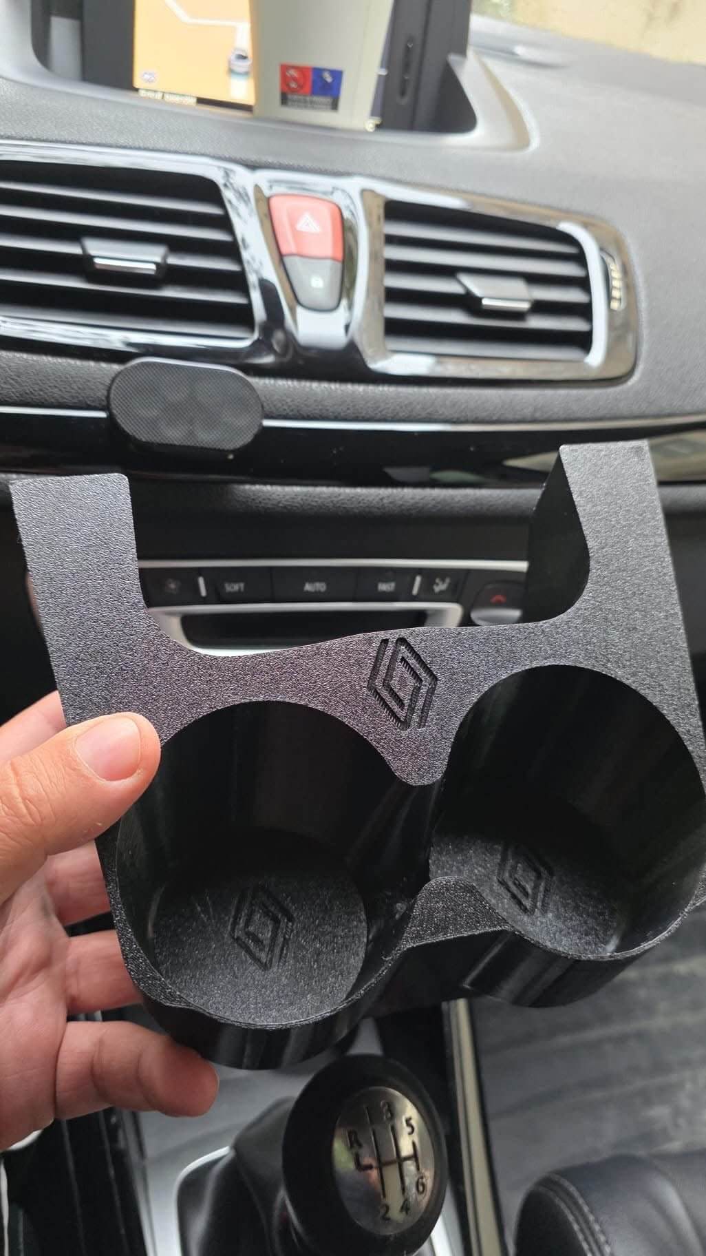 Suport Pahare Megane 3 – Printat 3D, Efect Carbon, Logo Alb/Negru, Decupaj USB, Stabil & Elegant - Auto - 3D