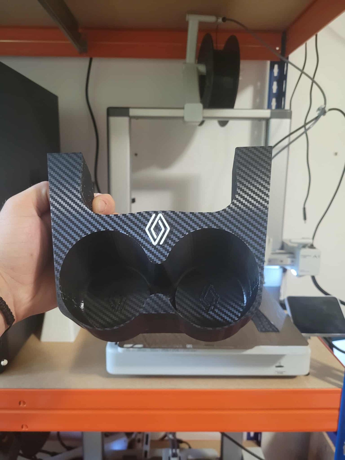 Suport Pahare Megane 3 – Printat 3D, Efect Carbon, Logo Alb/Negru, Decupaj USB, Stabil & Elegant - Auto - 3D