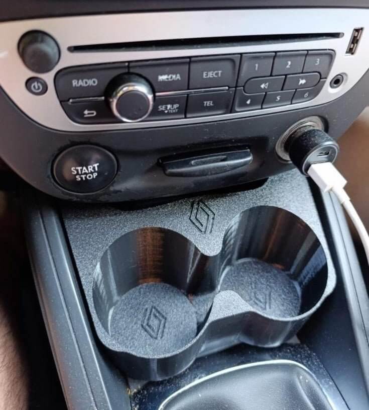 Suport Pahare Megane 3 – Printat 3D, Efect Carbon, Logo Alb/Negru, Decupaj USB, Stabil & Elegant - Auto - 3D