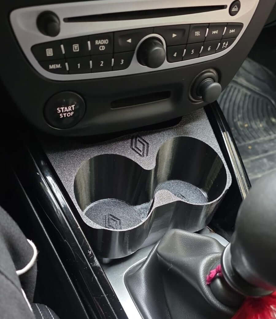 Suport Pahare Megane 3 – Printat 3D, Efect Carbon, Logo Alb/Negru, Decupaj USB, Stabil & Elegant - Auto - 3D